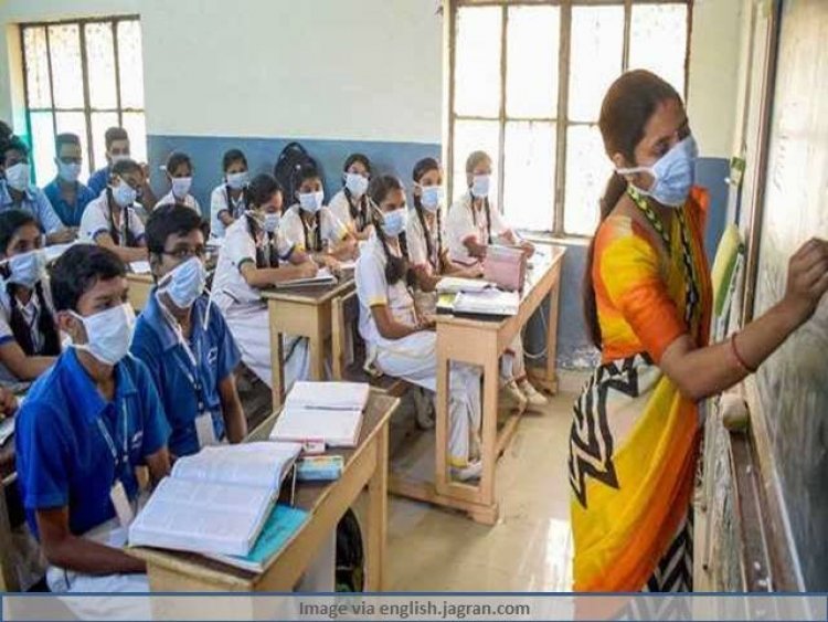 राज्य सरकार द्वारा सोमवार 26 जुलाई से राज्य के स्कूलों में 9 से 11 कक्षाओं के लिए ऑफ़लाइन शिक्षा शुरू करने का निर्णय
