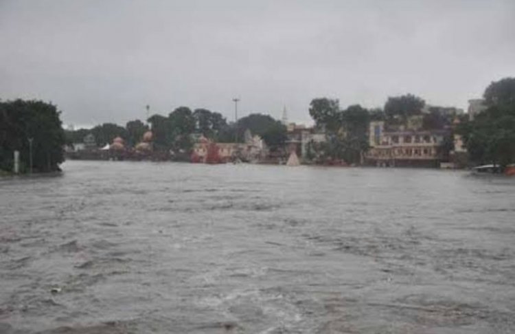 उज्जैन-शिप्रा में बाढ़: छोटे पुल से टकराकर बह रहा नदी का पानी