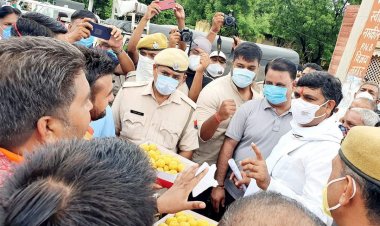 भाजपा कार्यकर्ताओं ने श्रममंत्री को खिलाया लड्डू मंत्री उखड़ गए