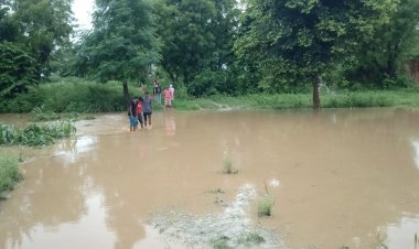 गाजूका नदी में ग्रामीणों ने किया अतिक्रमण