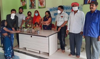 कुआं में घर  घर औषधि अभियान के तहत औषधीय पौधे वितरित किए गए।