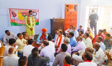 भारत माता श्यामा प्रसाद मुखर्जी व पंडित दीनदयाल उपाध्याय के चित्र के समक्ष दीप प्रज्वलित  कर कार्यक्रम का शुभारंभ किया