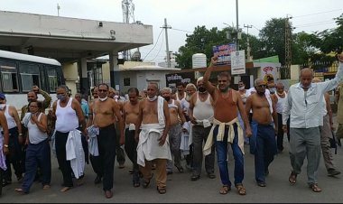 सरकार के खिलाफ अर्ध नग्न होकर रोड़वेज कर्मियों किया प्रदर्शन