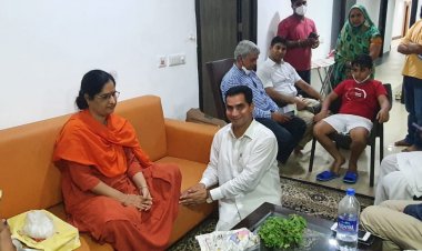 पूज्य साध्वी प्रीती प्रियम्वदा ने अलवर डेयरी चेयरमैन बन्नाराम मीणा को दिया आशीर्वाद
