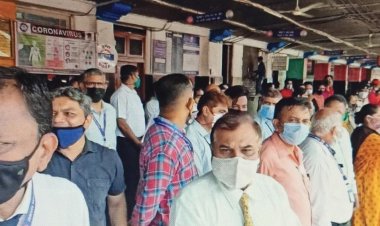 सूरत रेलवे स्टेशन पर समूह मे गाया गया राष्ट्रगान.