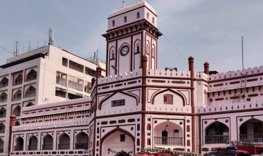 सूरत में दो इसमो ने सूरत महानगर पालिका डिप्टी कमिश्नर गायत्री जरीवाला को उनके ऑफिस में चप्पू दिखाकर धमकाया.