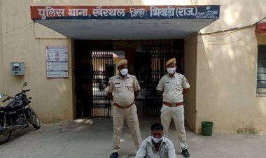 थाना अधिकारी नंदलाल जांगिड़ ने छापा मारकर 250 पव्वे किए बरामद