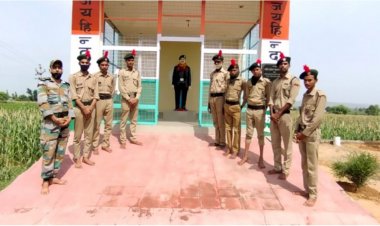 विद्यालय के विख्याता सुरेश नागपाल ने कई दर्जन छात्रों से प्रतिमा की सफाई करवाई