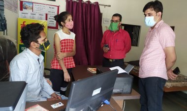 जिला कलक्टर ओला ने ई-मित्रों का किया औचक निरीक्षण