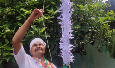 Rajiv Ranjan, KTG Zonal Chief Bureau hosted the flag in the slum colony and distributes the sweets