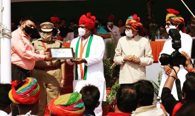 कलेक्टर नन्नू मल पहाड़िया व श्रम राज्यमंत्री टीकाराम जूली द्वारा प्रशस्ति पत्र व स्मृति चिन्ह देकर सम्मानित किया गया