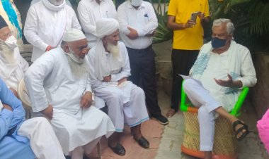 डॉक्टर करोड़ी लाल मीणा ने मुस्लिम समाज को लेकर ऐतिहासिक दुर्ग पर फहराया झंडा