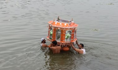 कोविड 19 गाईड लाईन की पालना करते हुए  पातेला तालाब में ठंडे किए ताजिए