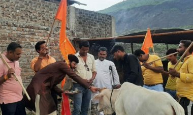 गौशाला में गौ माता का पूजन कर बांधा रक्षा सूत्र
