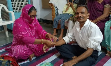 रक्षाबंधन विशेष: मुस्लिम महिला अपने हिन्दू भाई की कलाई पर बांध रक्षा सूत्र