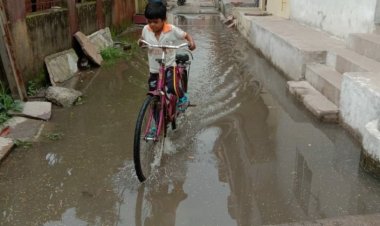 स्वच्छ भारत अभियान की खुली पोल गंदगी और ड्रेनेज के पानी में रहने को मजबूर रहवासी