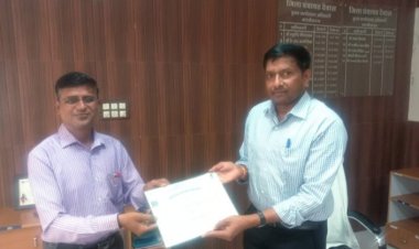 शिक्षक महाजन को जिला पंचायत के मुख्य कार्यपालन अधिकारी ने किया सम्मानित