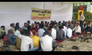 देवास जिले भर के पटवारी दे रहे जिला मुख्यालय पर धरना ,हड़ताल 15 वे दिन भी जारी