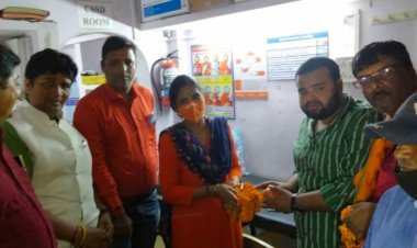 पूर्व सभापति के नेतृत्व में वैक्सीनेशन सेंटर पर स्वागत कर फल वितरण किया गया