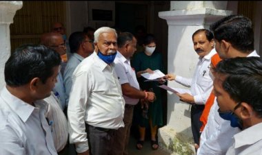 समस्या व मांगों को लेकर जिला अभिभाषक संघ ने सौंपा ज्ञापन
