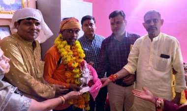 माँ दुर्गा की प्रतिमा भेंट कर साइकल यात्रियों का क्या स्वागत व सम्मान