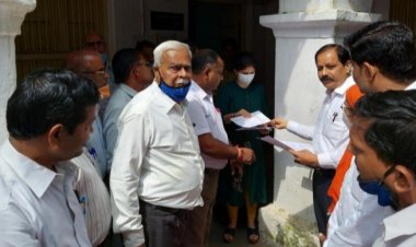 स्वच्छता निरीक्षक पर कीटनाशक दवाइयों की खरीदी में फर्जी भुगतान करने व पेंशन प्रकरण रोकने का आरोप