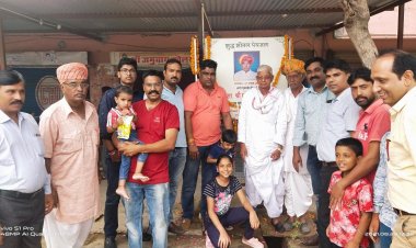 पति की पुण्यतिथि पर पत्नी ने वाटर कूलर भेंट करके यादों को ताजा किया