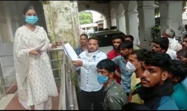 भ्रष्ट रोजगार सहायक से तंग आकर ग्रामीणों ने सरपंच के साथ कलेक्टर को दिया ज्ञापन