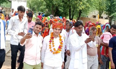 राजगढ़ लक्ष्मणगढ़ के चहेते उम्मीदवार बन्नाराम मीणा ने पद यात्रा को हरी झंडी दिखाई