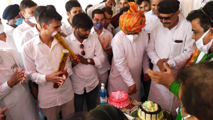 कांग्रेस कमेटी के सचिव जुबेर खान को जन्मदिन के अवसर पर दी बधाई