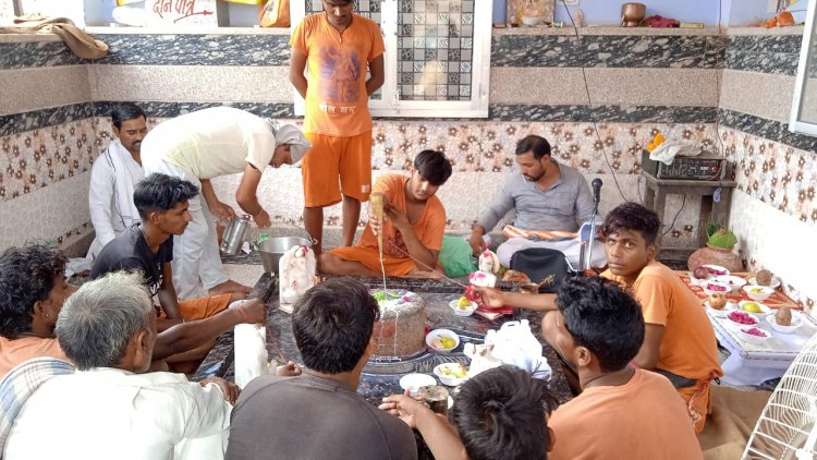 गुरु कपास रेस्टोरेंट पर हर वर्ष की भांति इस वर्ष भी कावड़ लाने वाले शिव भक्तों को दी भोजन प्रसादी