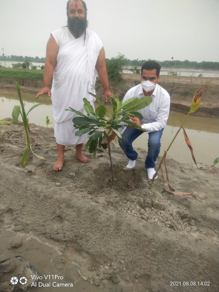 समाजसेवी प्रदीप बंसल अलवर सरस् डेयरी के चेयरमैन बन्ना राम मीणा पर्यावरण संरक्षण और वक्षारोपण किया