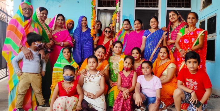 महिलाओं ने सावन के गीत गाकर डीजे पर सुमन दीक्षित की टीम ने जमकर डांस किया