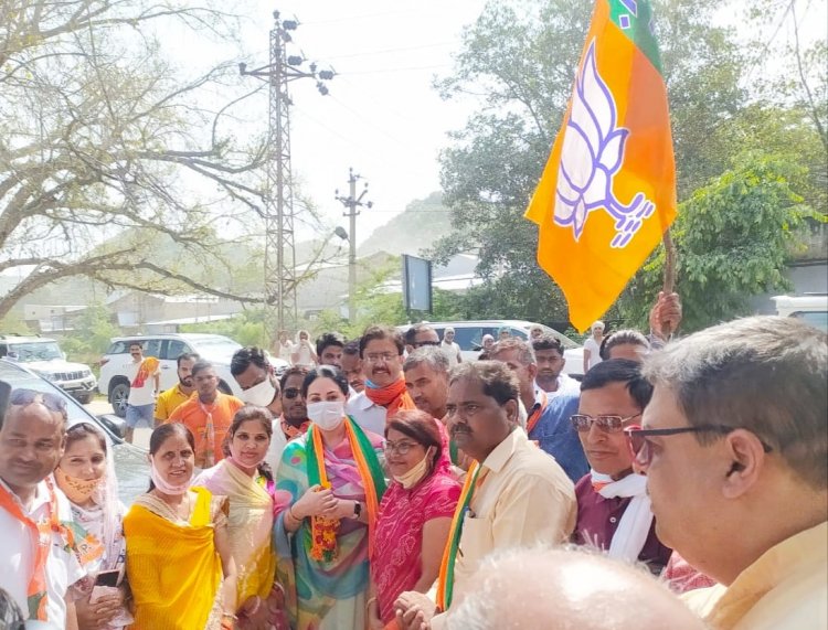 भाजपा राजसमंद सांसद राजकुमारी दीया ने मंडल अध्यक्ष राहुल दीक्षित और कार्यकर्ताओं से परिचय किया