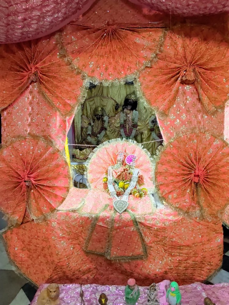 हिंडोले महोत्सव के चौथे दिन आकर्षक पीत वस्त्र और लहरिए संघार की झांकी के रूप में सजाए गया