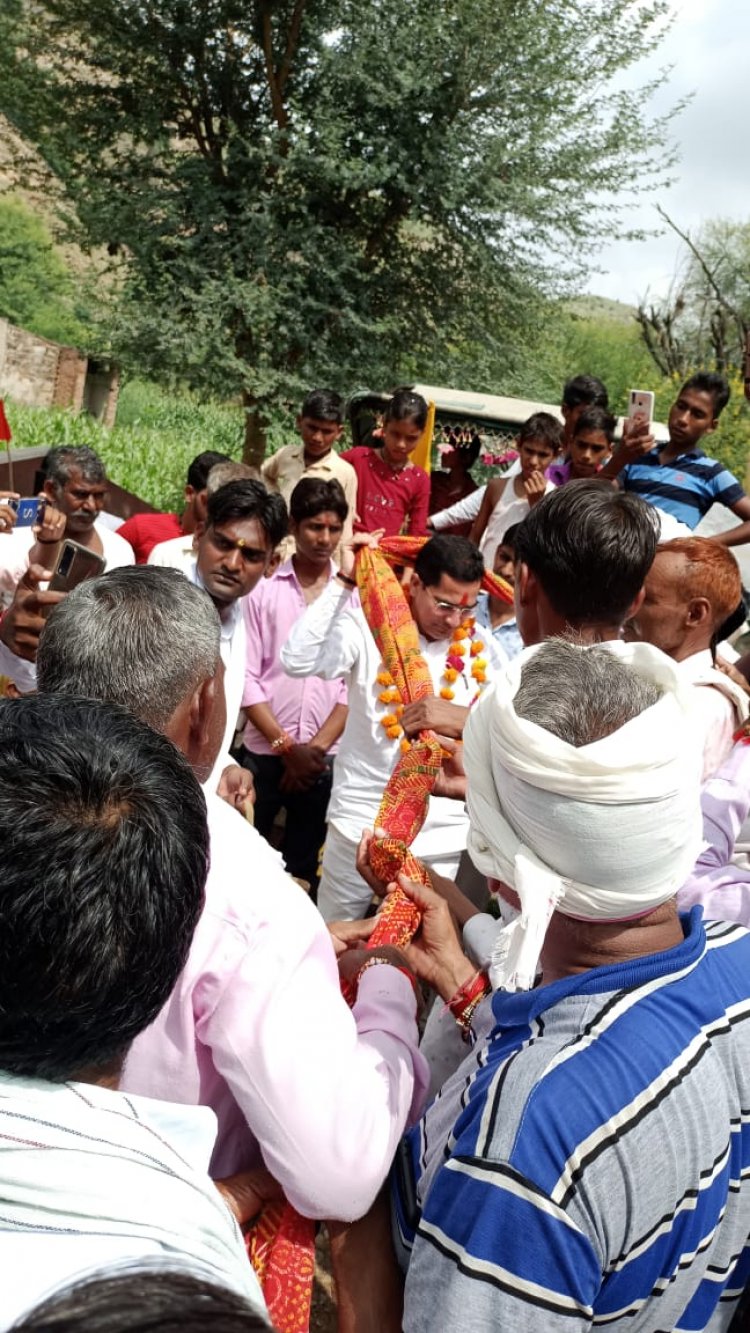 राजगढ़ लक्ष्मणगढ़ के चहेते उम्मीदवार बन्नाराम मीणा ने पद यात्रा को हरी झंडी दिखाई