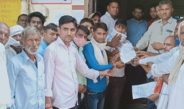 कनिष्ठ लिपिक का स्थानांतरण रूकवाने हेतु सौपा ज्ञापन