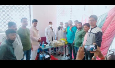 पूर्व सभापति अंसार अहमद के तत्वाधान में वैक्सीनेशन सेंटर  वैक्सीनेशन सेंटर पर सम्मान कर सेव फल वितरित किए