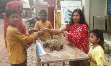 हरतालिका तीज पर श्री कैला देवी मंदिर परिसर में भक्तों को किए पौधे