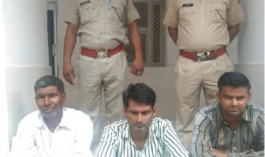 खेड़ली थाना अधिकारी ने फरार  तीन आरोपियों को धर दबोचा