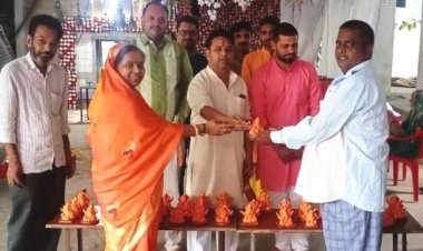 परशुराम सेना ने मिट्टी व गोमूत्र से बनी 151 श्री गणेश प्रतिमाओं का किया वितरण