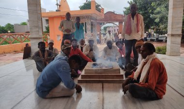 कुँआ मे बरसात की कामना को लेकर शीतला माता और बेड़ी माता के मंदिर मे हवन किया गया।