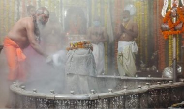 महाकाल मंदिर 17 महीने बाद भस्म आरती में जयकारों से गूंजा. शनिवार को भस्म आरती में 696 भक्त शामिल हुए. प्रशासन ने आज से भस्म आरती में श्रद्धालुओं को प्रवेश की अनुमति दे दी.