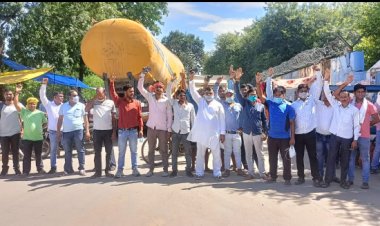 चिल्काडाँड़ ग्राम प्रधान व नागरिक मंच ने एनटीपीसी प्रबंधन को सौंपा ज्ञापन।