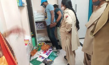 घर की अलमारी में छुपा रखी थी 74 किलो पॉलीथिन