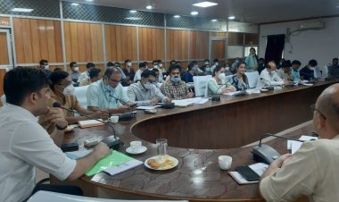 कोविड-19 टीकाकरण के साथ-साथ अन्य विभागीय गतिविधियों का भी लक्ष्य अनुरुप कार्य करें :कलक्टर