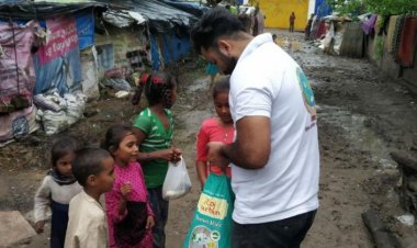 मिशन अन्नपूर्णा के तहत बस्तियों में भोजन के पैकेट वितरण किए