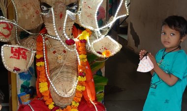 शहर के बाँसडवाड़ा मोहल्ले मे रहने वाले रमेश बासड ने बनाई बांस की लकड़ियों से गणेश जी की प्रतिमा।