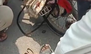 बाइक पर बच्चे को लेकर बैठते समय महिलाएँ ध्यान दें