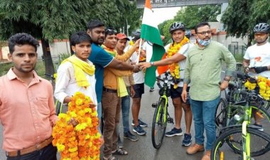 राष्ट्रीय ध्वज भेंट कर पैरा मिलेट्री की साइकिल रैली का किया स्वागत